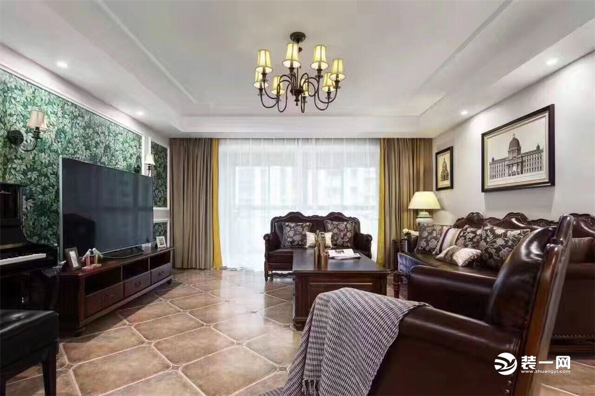 客厅区,地砖是仿古砖,配上皮制沙发,深色实木家具,凸显美式的复古和